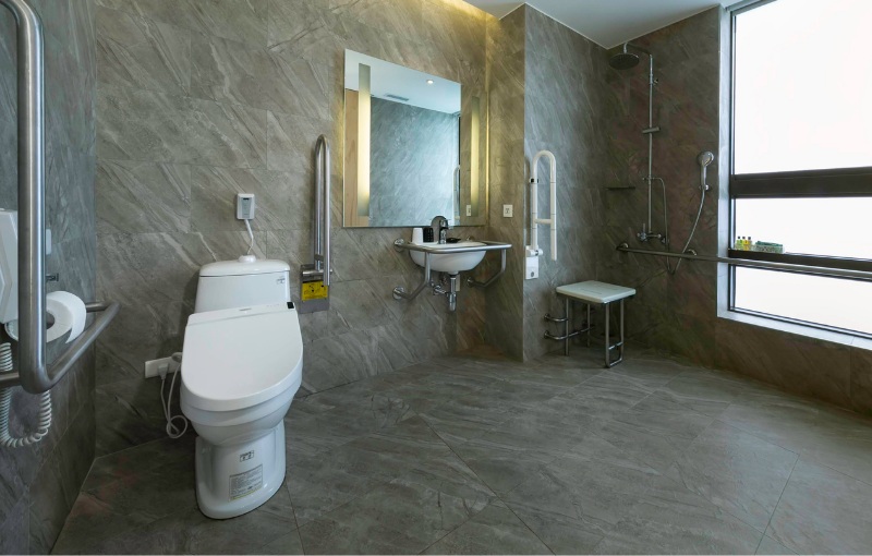Accessible Twin Room thumbnail 3